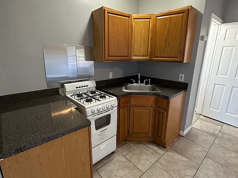 3 Putnam St #3R — Photo 2