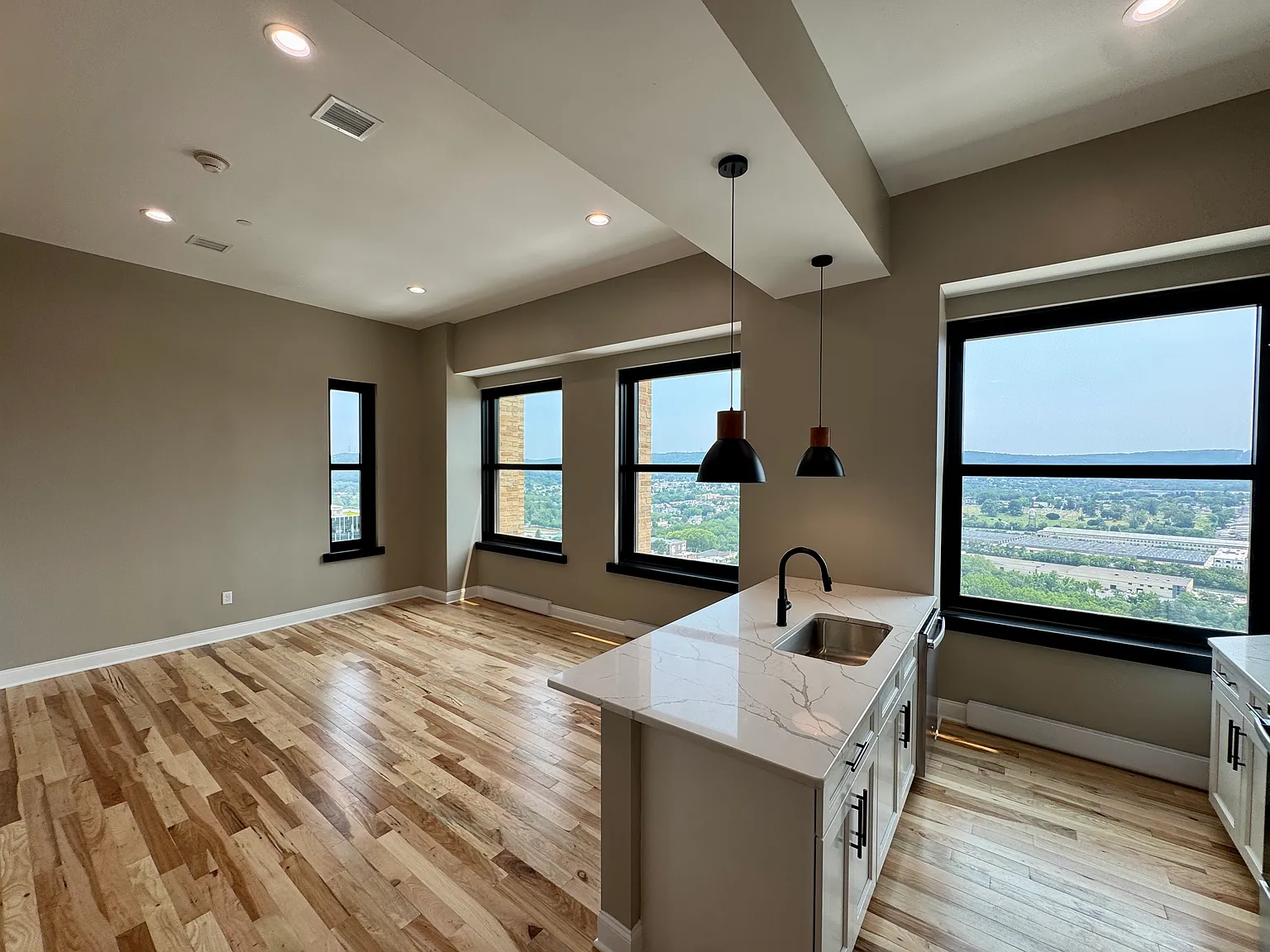 2 bed, 1045 sqft, $2,150 — Photo 3