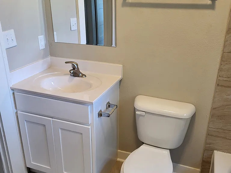 1604 W Royall Blvd — Photo 11