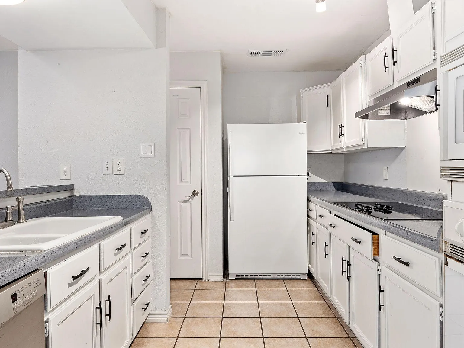 3 bed, 1579 sqft, $2,495 — Photo 2