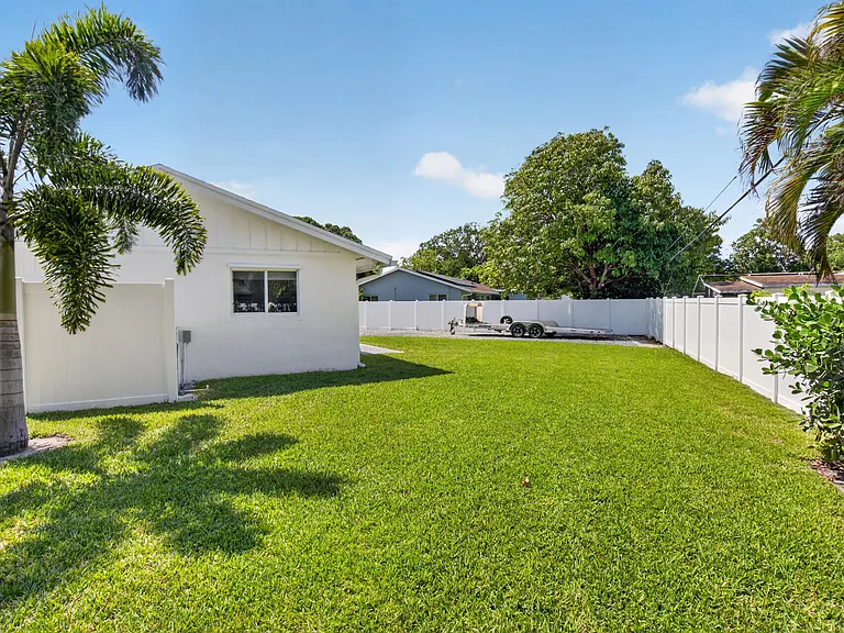 135 SE 28th Ct — Photo 58