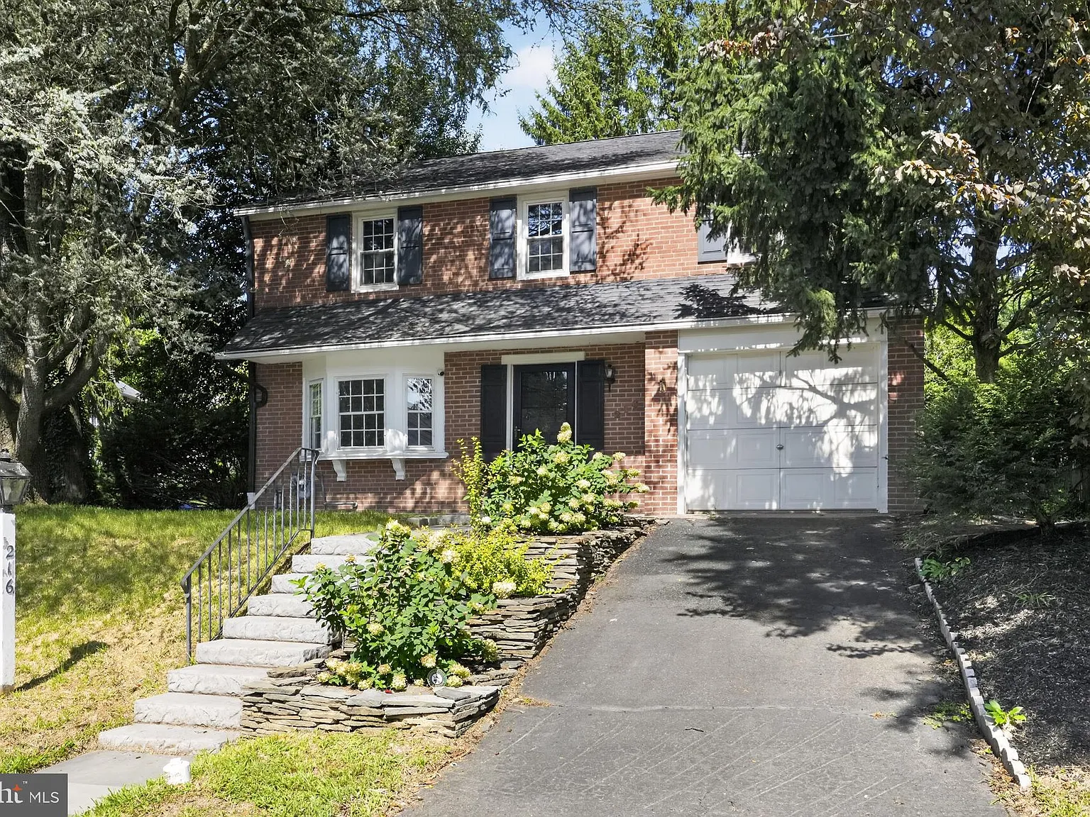 3 bed, 1.5 bath, 1728 sqft, $3,200 — Photo 2