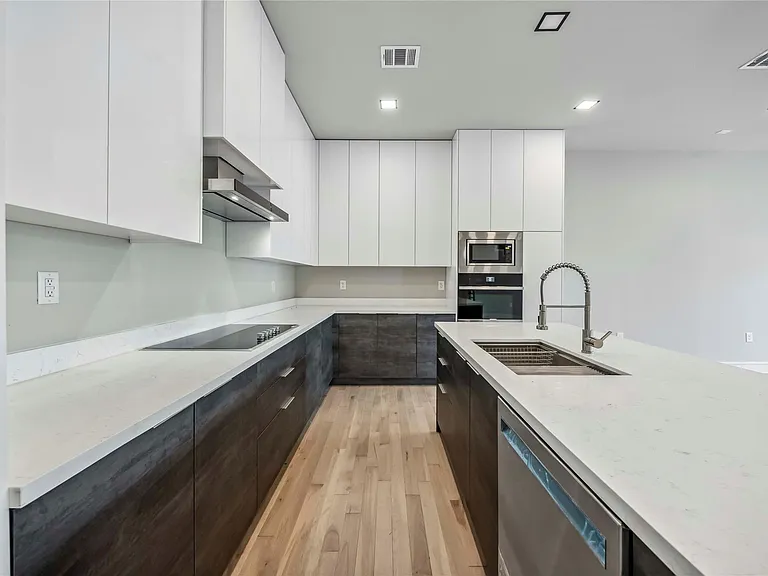 1111 W 21st St — Photo 12