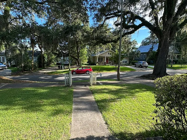 Beautiful downtown quad. 1 and 2 bed units available now. Pets allowed. — Photo 36