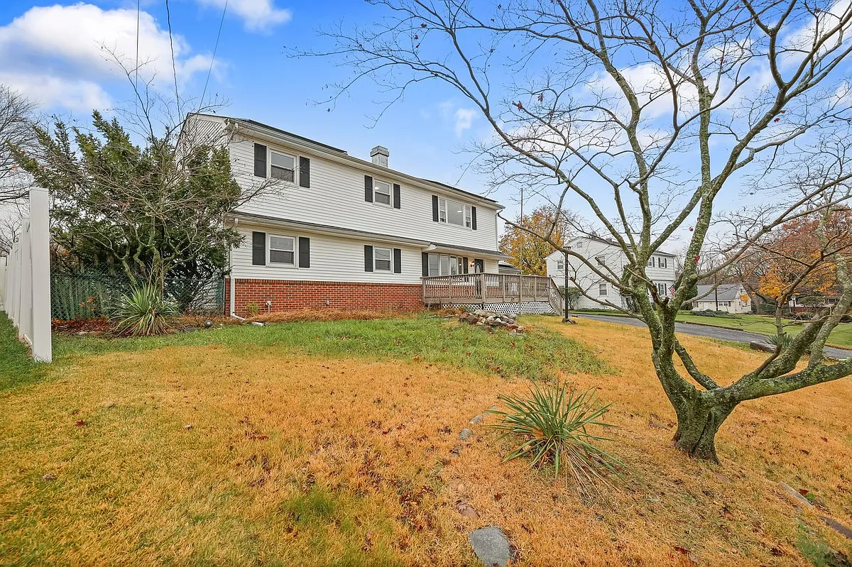 Building Photo - 3 Blue Grass Dr