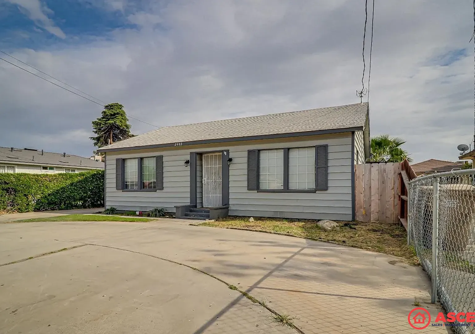 Spacious 3BD/1BA in Bakersfield Water, Sewer & Trash Included! — Photo 2