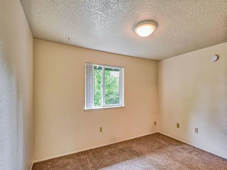 Harmony Court Apartments — Photo 9