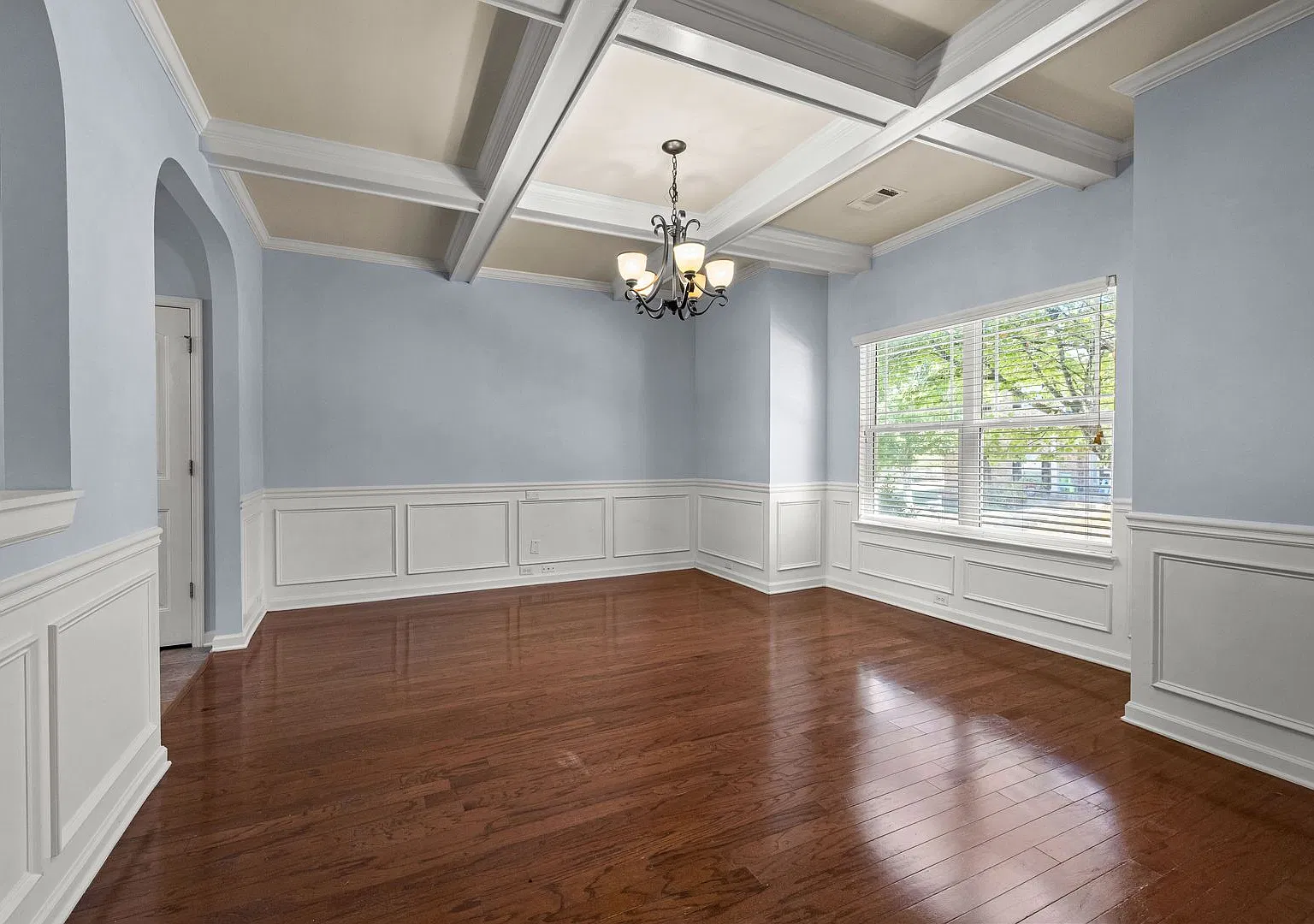 Spacious 5 Bedroom Home in Convenient Newnan Location — Photo 4