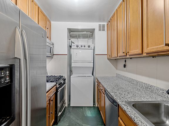4th image of 350 W 50th St #27BB