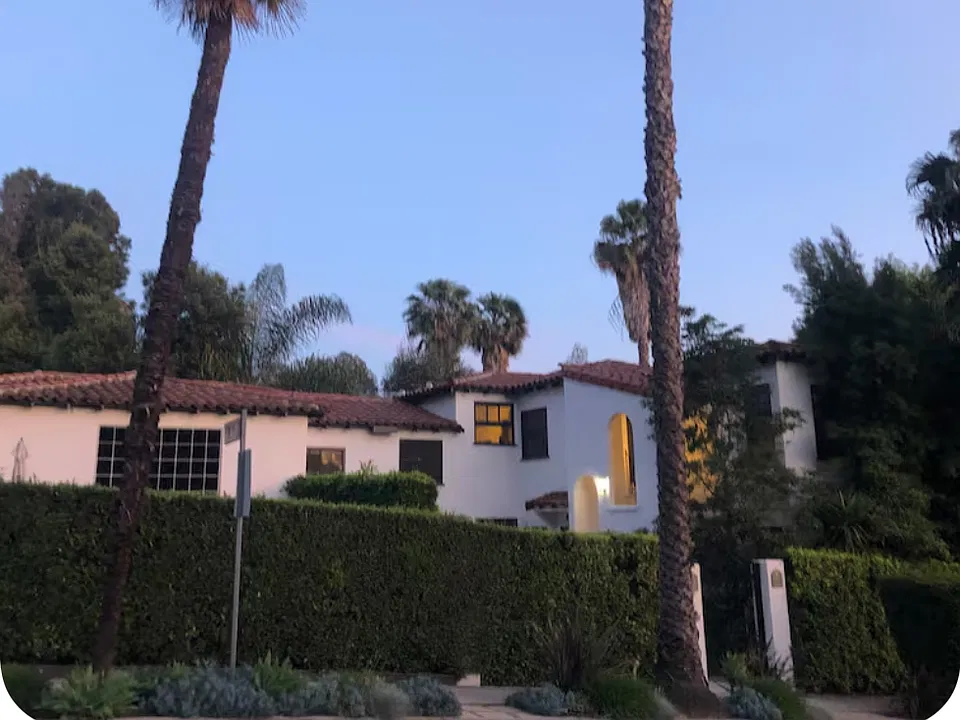 3055 Hollycrest Dr