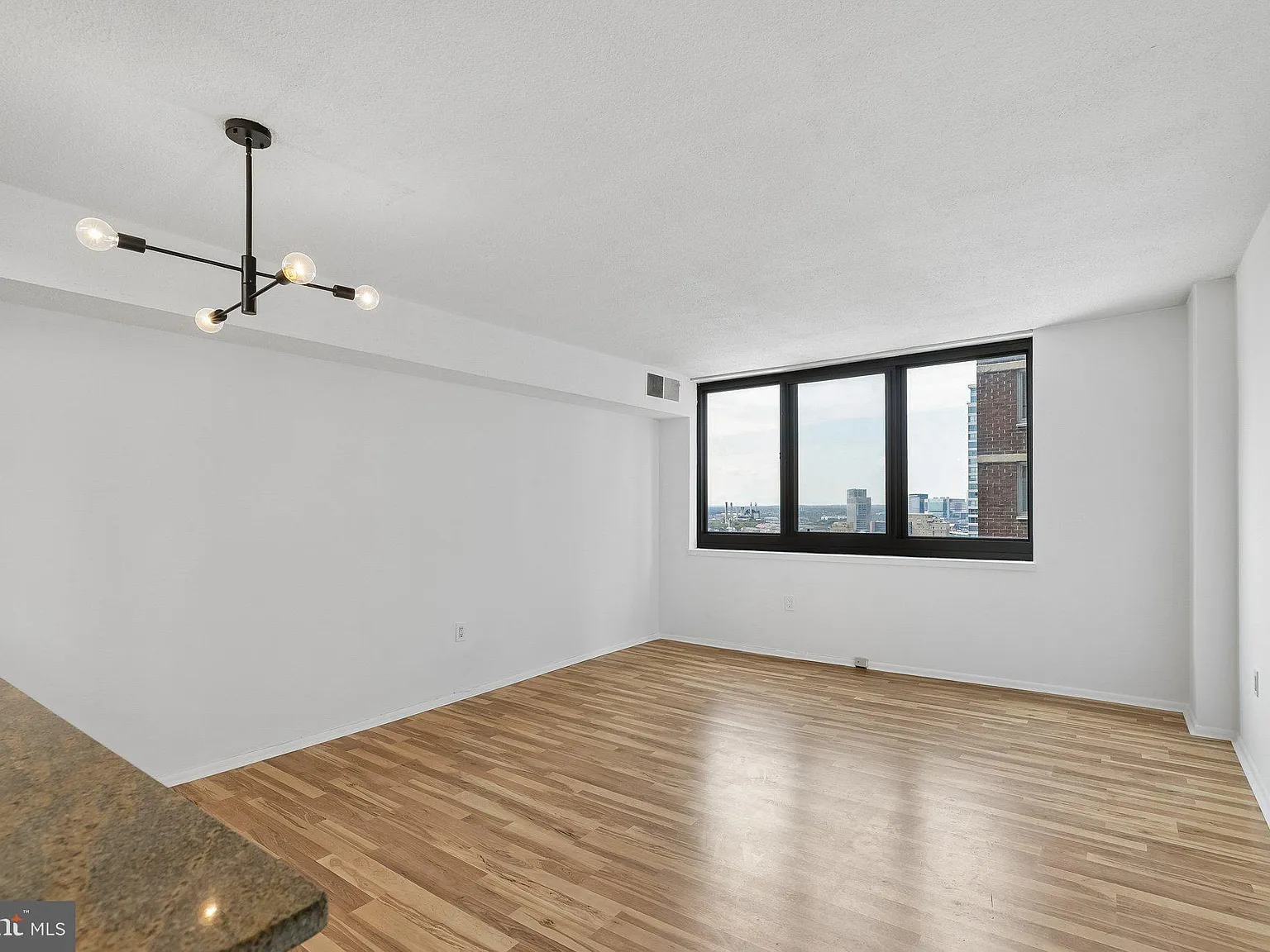 1 bed, 1.0 bath, 624 sqft, $2,150 — Photo 2