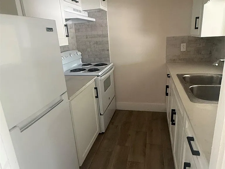 705 N Main St #E — Photo 6