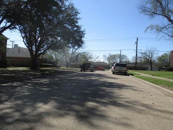 Exterior Neighborhood (street photo)