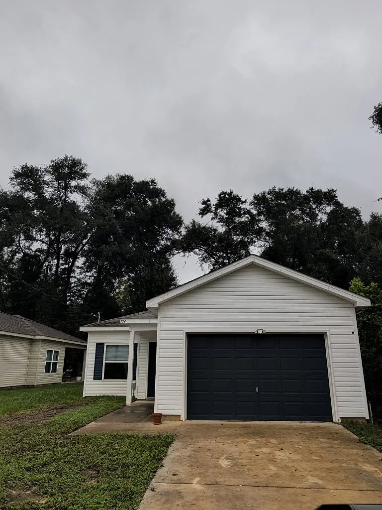 714 Robinson Avenue — Photo 2