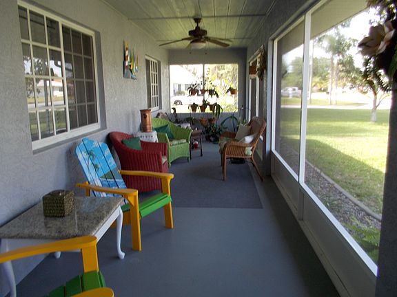 Screened in front porch.