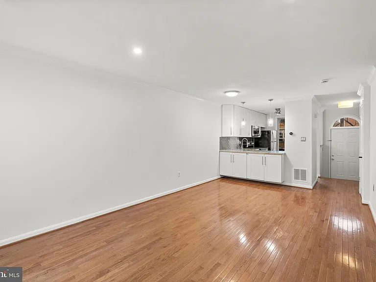 1120 S Kenwood Ave — Photo 9
