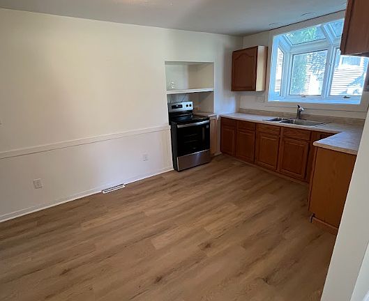 4th image of 4459 Silverdale Rd