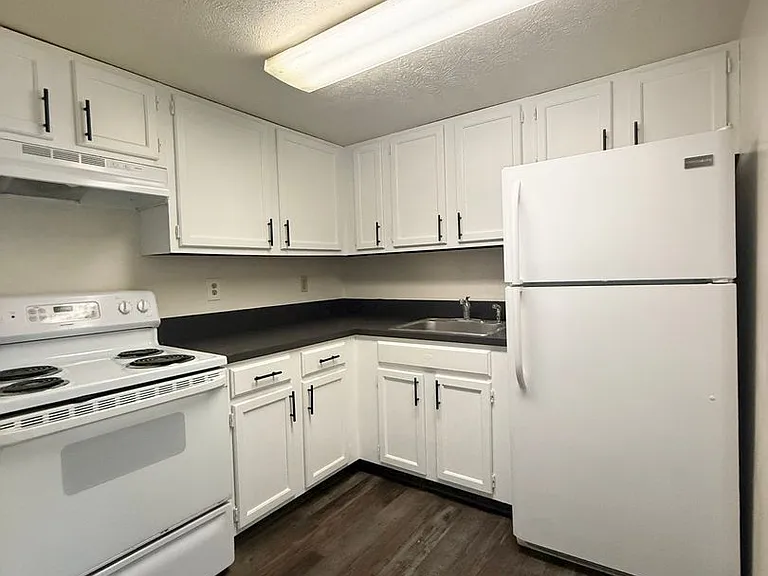 712 W Mission Ave — Photo 3