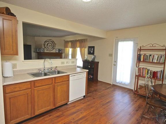 3rd image of 3504 Brandenburg Blvd