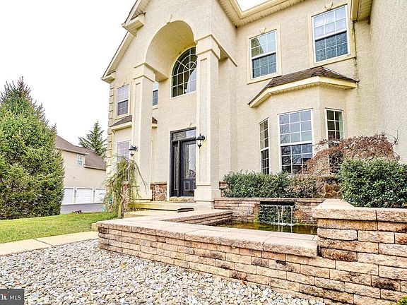 3rd image of 122 Arbor Dr