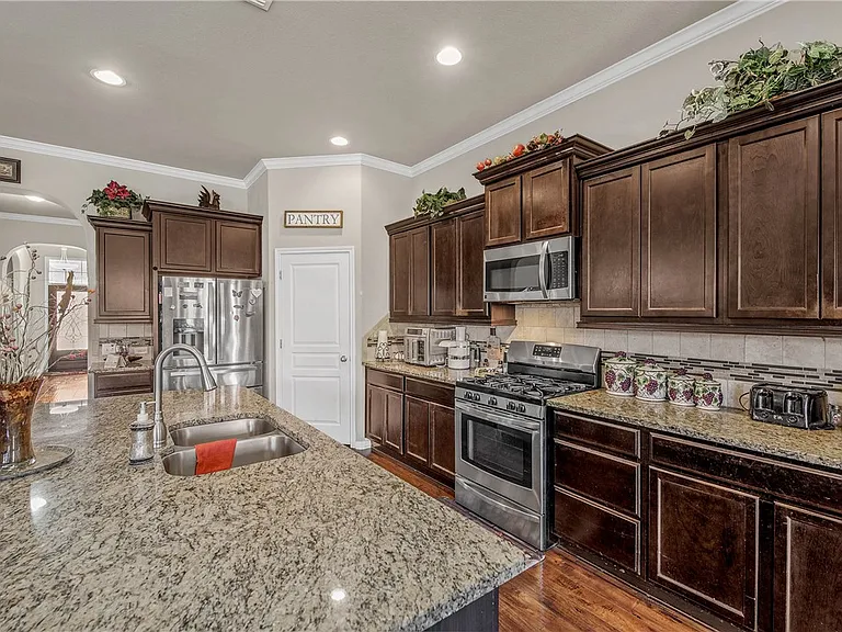 2527 Warkworth Ln — Photo 5
