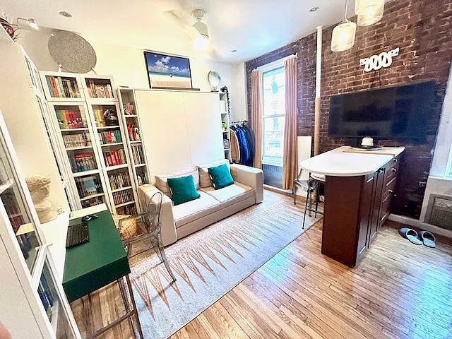 304 W 10th St #2B — Photo 8