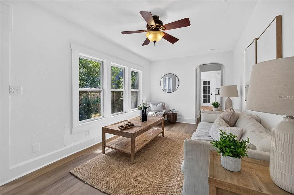2 bed, 1.0 bath, 830 sqft, $2,300 — Photo 4