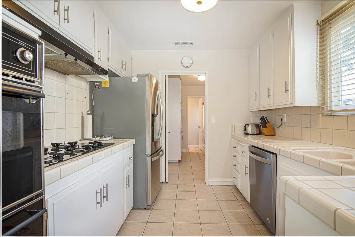 4 bed, 3.0 bath, 1675 sqft, $6,900 — Photo 3