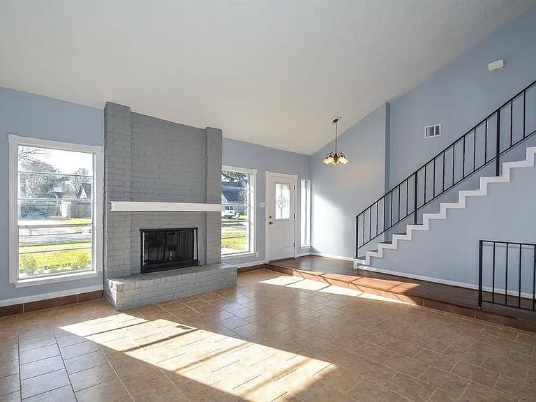 22722 Fincastle Dr — Photo 2