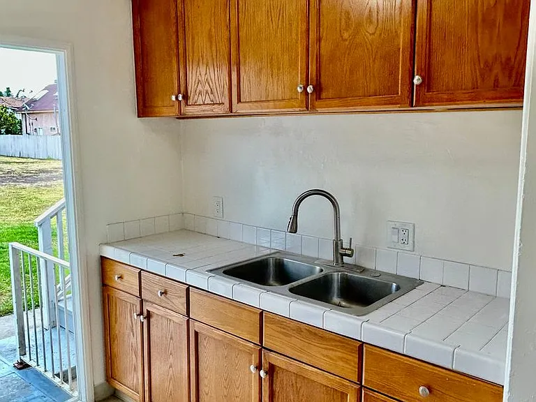 Bright & Airy 2 Bed / 1 Bath Apartment in Point Loma! — Photo 5