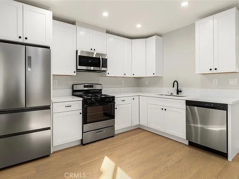 1827 E 4th St #18 — Photo 8