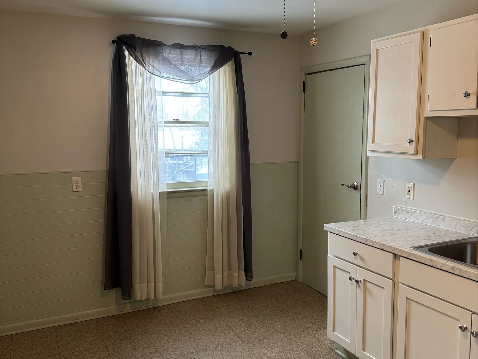 1639 Holland Avenue - 4 — Photo 4