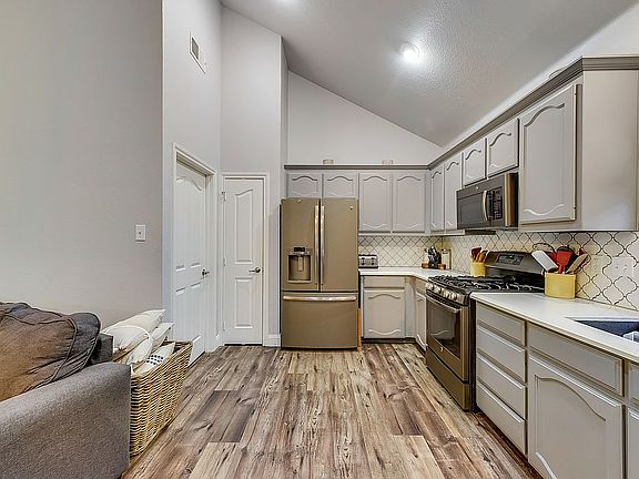 4th image of 3800 Summersville Ln