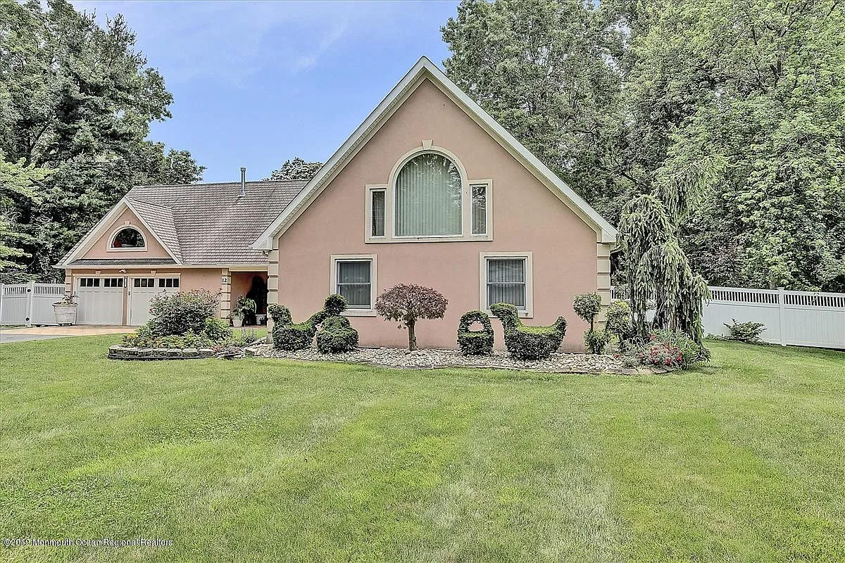 12 Stratford Dr photo 1