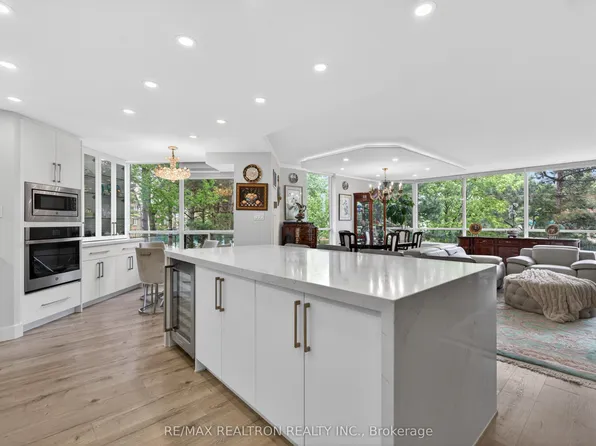 110 Promenade Cir #203, Vaughan, ON L4J 7W8
