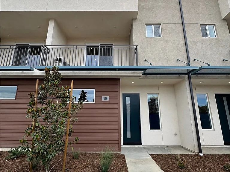 652 E 4th St — Photo 3