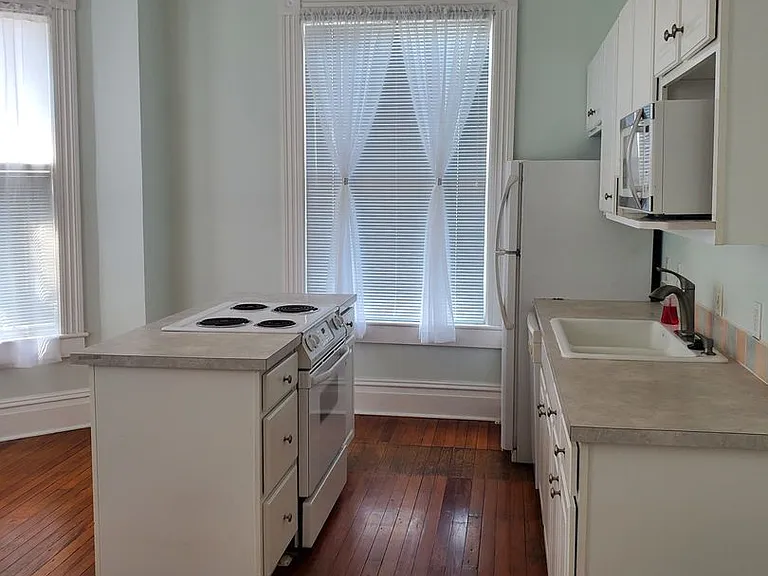 2402 Lincoln St — Photo 8