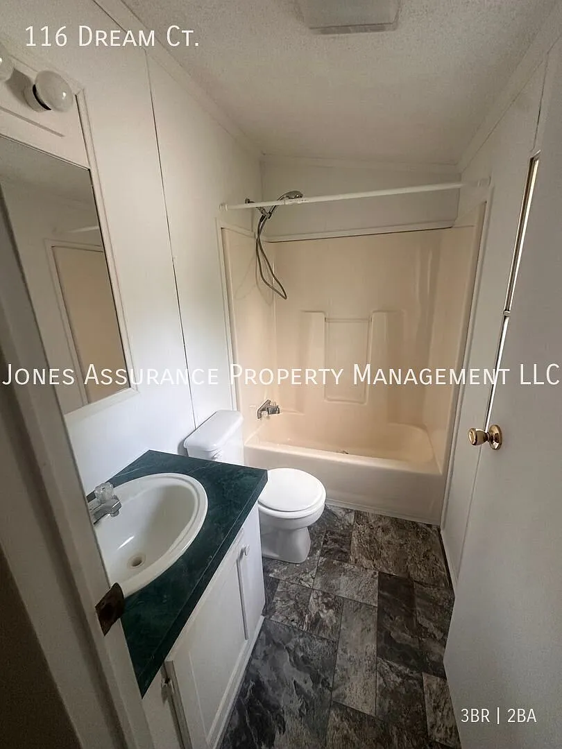 Charming 3-Bedroom Home in Liberty. — Photo 2