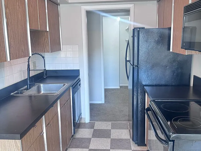 Aristocrat Apartments — Photo 13