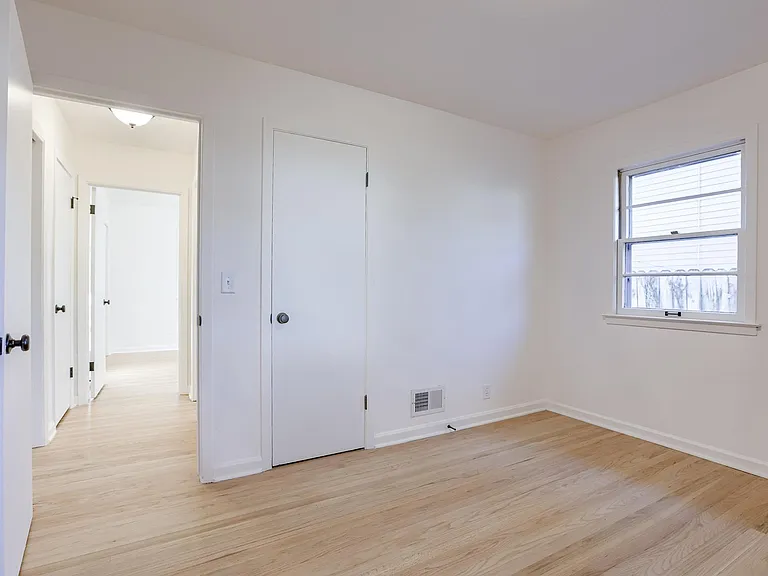 5312 N 48th Ave — Photo 10