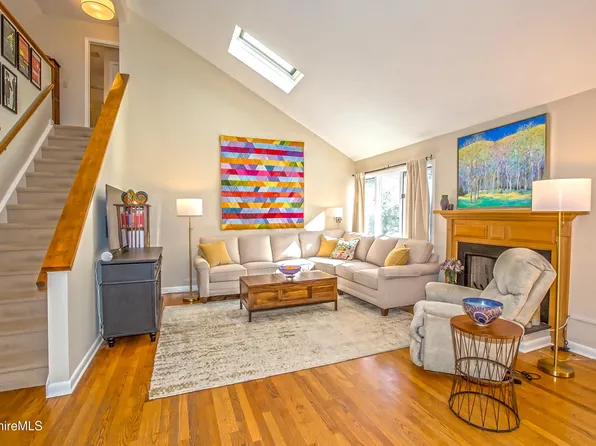 17 Fieldstone Dr, Pittsfield, MA 01201