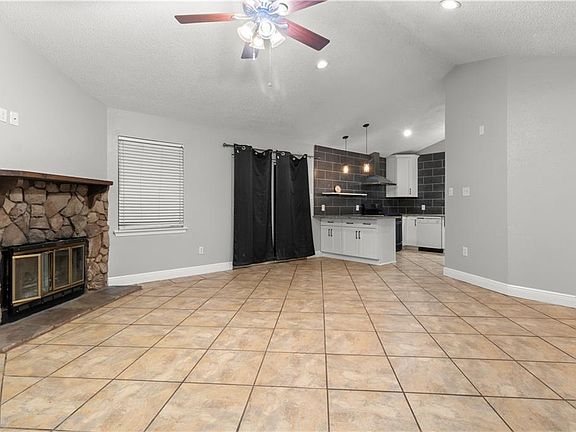 4th image of 2613 Long Branch Dr