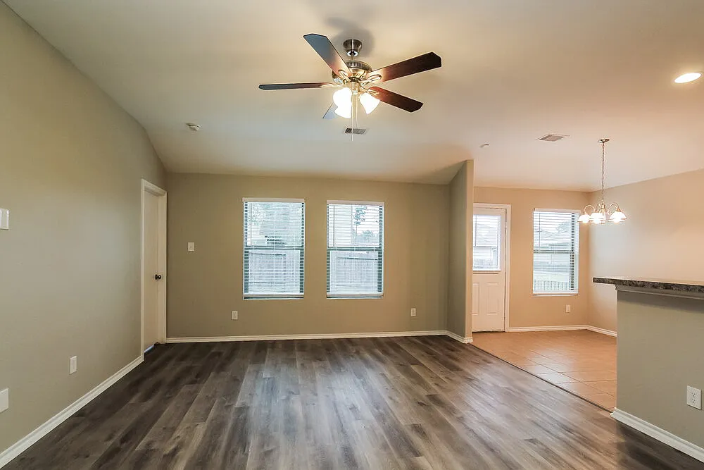 3 bed, 2.0 bath, 1394 sqft, $1,700 — Photo 3