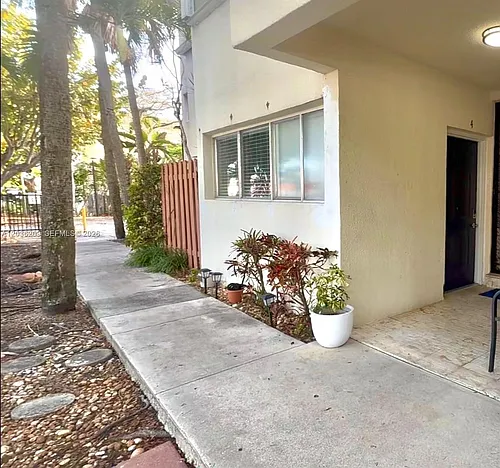 1910 SW 17th Ave #4 Photo 1