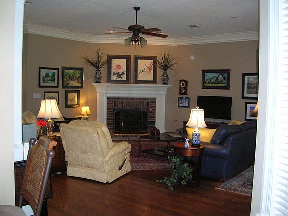 5th image of 185 Bridlewood Dr