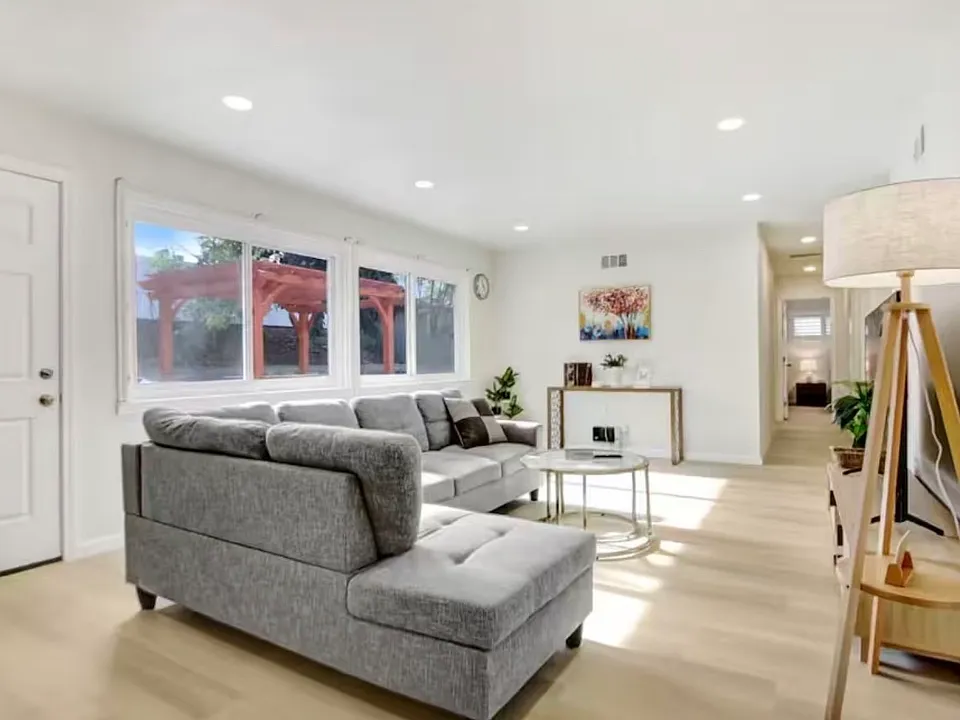 18632 Del Bonita St