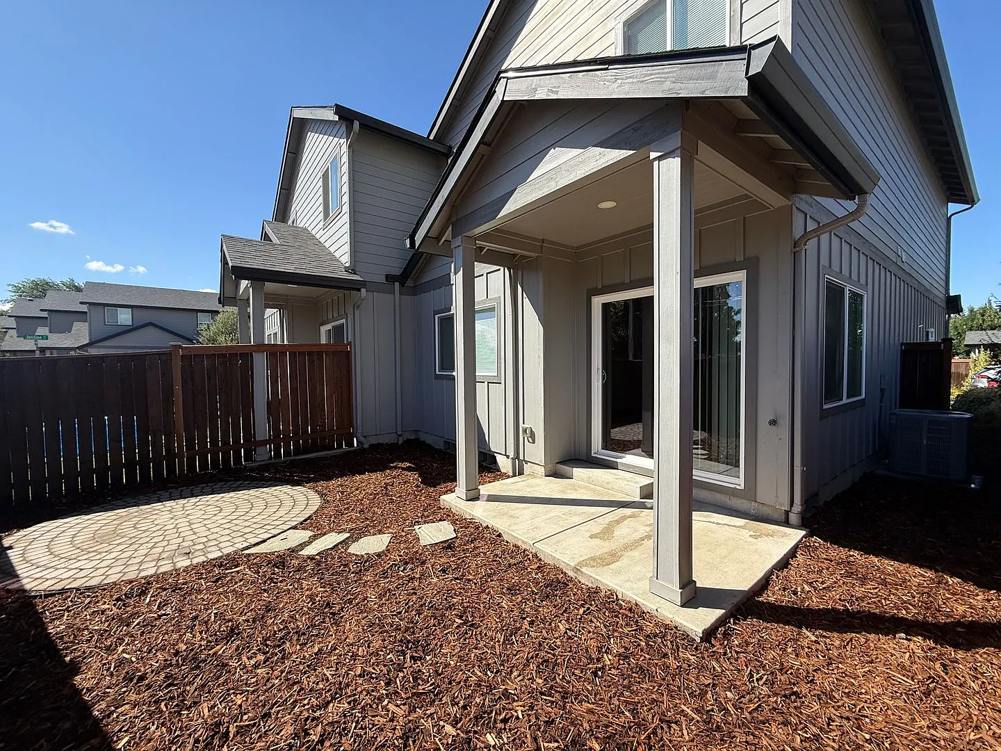 Newer 3-bedroom, 2.5 bath duplex in desirable neighborhood! — Photo 3