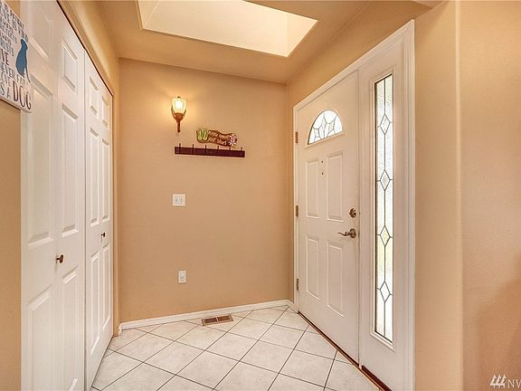 A light and bright foyer to greet your guests. 