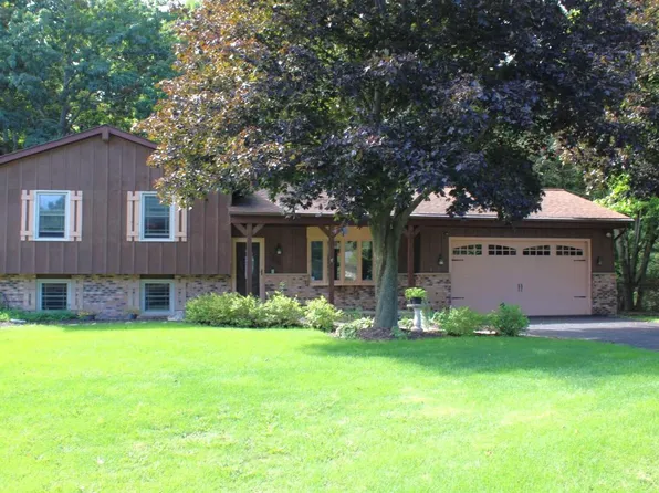 6905 Colt CIRCLE, West Bend, WI 53090