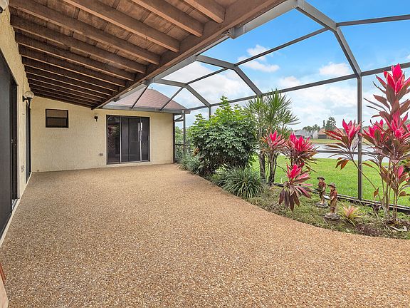 HUGE Lanai facing lake